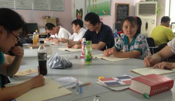 社工带领安贞温馨家园学员进行“语言能力培养”与“数字化生活体验”