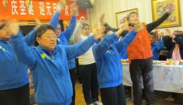 立德社工和机场残联一道为地区参见举办2014年圣诞联欢暨学员生日会