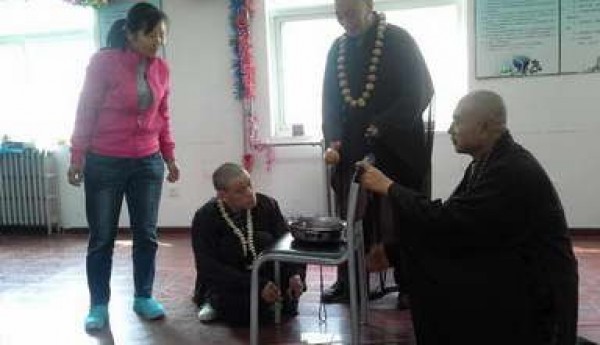 双柳社区的话剧《石头汤》进行展能之前的最后一次带妆彩排