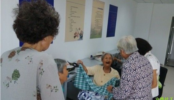 畅心阳光社区手工班——耳枕的制作