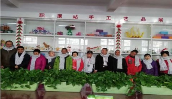 胜利街道温馨家园开展“编织美丽，围住温暖”织围巾活动