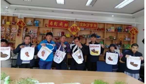 旺泉街道温馨家园进行彩绘帆布包DIY活动