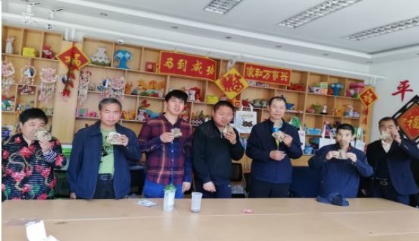 旺泉街道温馨家园举办口金包DIY活动