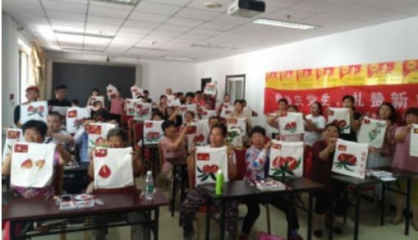 崔各庄温馨家园开展庆“七一”笔绘活动