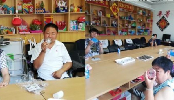 旺泉街道温馨家园DIY滴胶小组活动