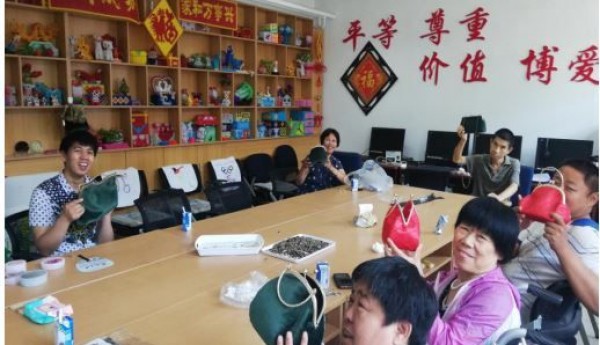 旺泉街道温馨家园开展口金包制作活动