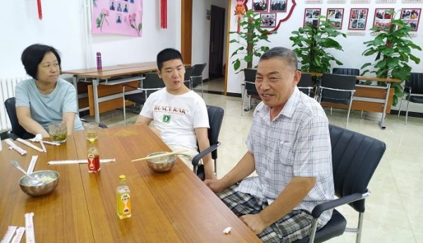 安贞温馨家园开展提升学员独立生活能力活动—爱“伴”凉面