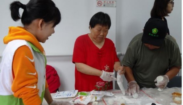 香山街道温馨家园开展生活技能培训——中秋月饼制作