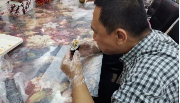 机场街道举办主食厨房系列活动——手工制作寿司