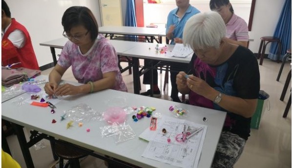 铃儿响叮当——空港温馨家园开展手工制作风铃活动