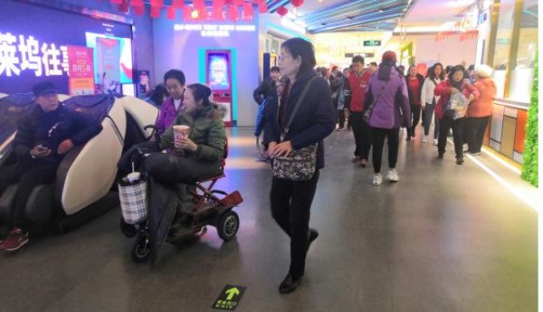 青龙桥街道残联组织残障人士观看《我和我的祖国》