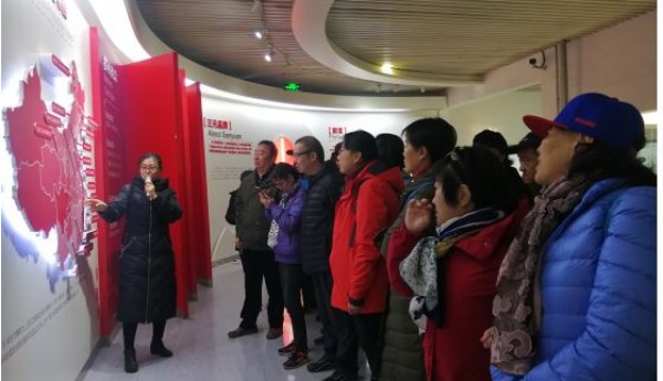 青龙桥街道温馨家园参观三元牛奶科普馆