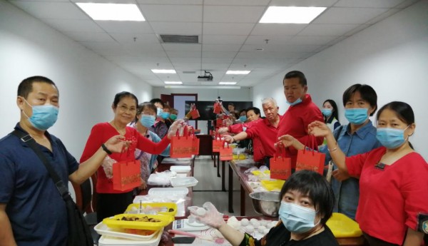青龙桥街道温馨家园残疾朋友们共同庆祝中秋佳节