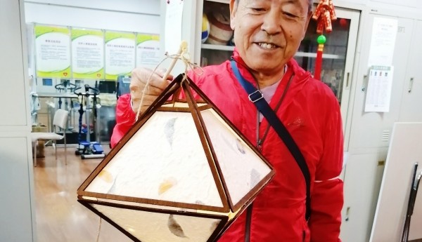 酒仙桥温馨家园举办“灯笼传递祝福 庆中秋迎国庆”活动