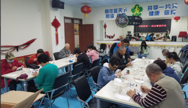 孙河温馨家园开展脸谱制作活动