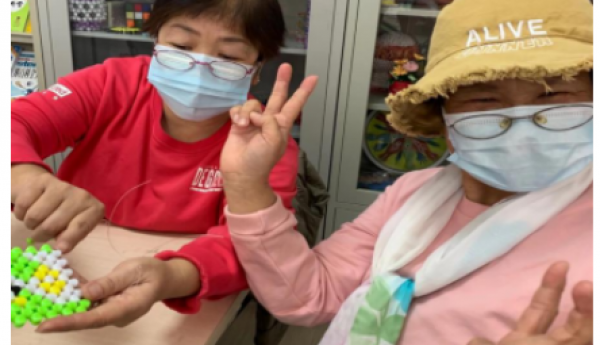 巧手做串珠，互助共进步——香山温馨家园开展串珠杯垫制作活动