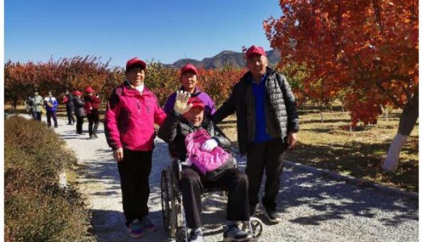 结伴出行，其乐融融——后沙峪温馨家园赴七孔桥花海开展健步走活动