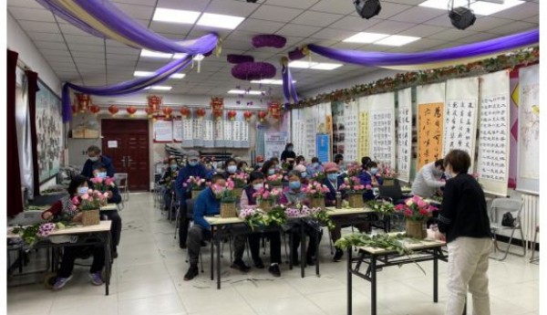 不忘初心寄党恩，花香溢满祖国情——旺泉街道温馨家园插花活动小记