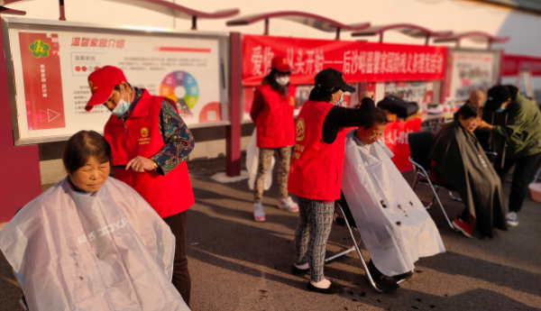 爱你，从头开始—裕祥花园社区义务理发队开展后沙峪温馨家园助残义务理发活动