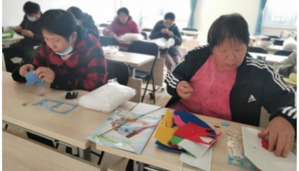 高丽营镇温馨家园开展首次小组活动——手工制作棉花音乐钟