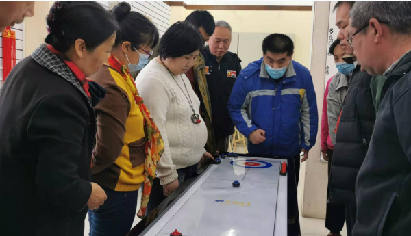 和平街温馨家园开展冬奥项目冰壶体验活动