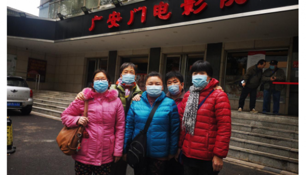 党建引领向前，红星照耀家园——广内街道温馨家园开展红色观影活动
