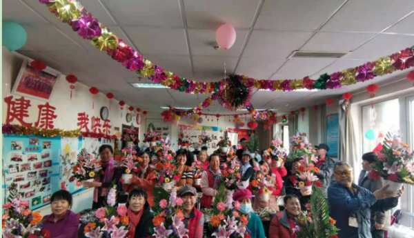 崔各庄地区温馨家园举办“解花语，弄花香”插花活动