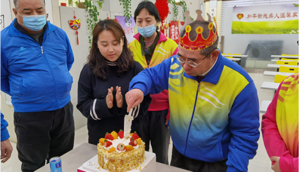 祝福送予您——和平街温馨家园举办暖冬生日会
