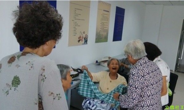 畅心阳光社区手工班——耳枕的制作