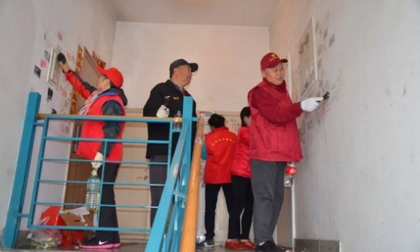 美然动力社区清除小广告，让路楼道文化建设