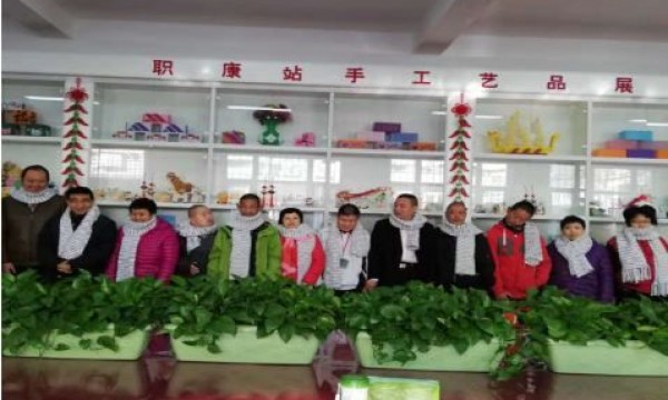 胜利街道温馨家园开展“编织美丽，围住温暖”织围巾活动