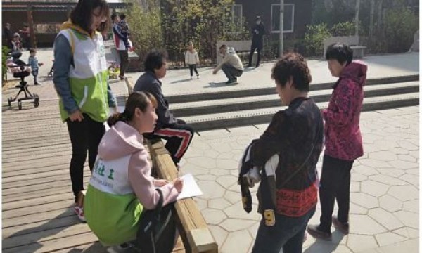 立德社工在官悦欣园社区进行民意调研活动