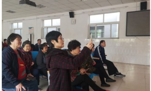 白鹿社区举办手机拍摄摄影课堂