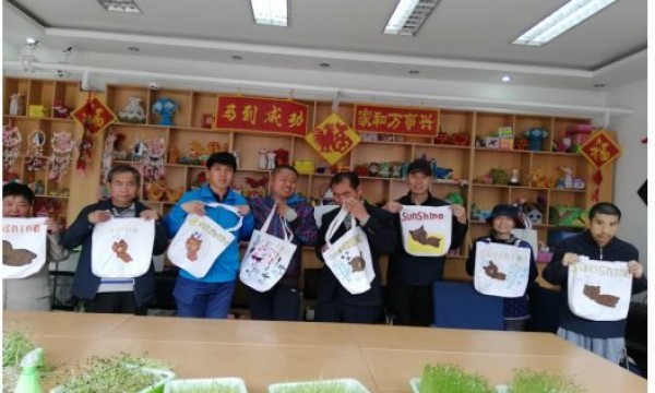 旺泉街道温馨家园进行彩绘帆布包DIY活动