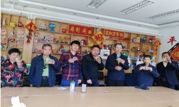 旺泉街道温馨家园举办口金包DIY活动