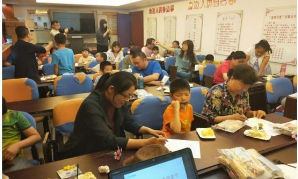 【母亲节】花开童年——芍药居一社区开展亲子创意织布花DIY活动