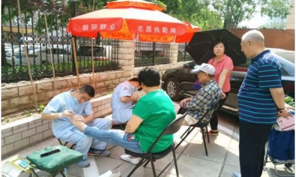 左北里社区开展便民服务公益行活动