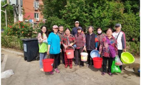 南湖西里小区环保队伍日常维护花园缩影