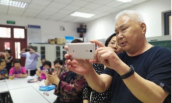  照亮你的美——西街社区举办手机摄影培训活动