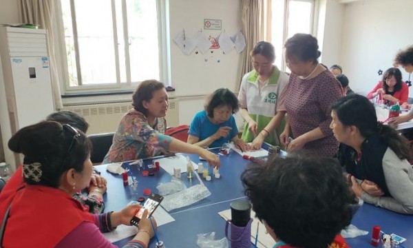 瑞和国际小区邻里之家举办口红DIY活动