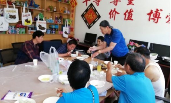 旺泉街道温馨家园开展包饺子活动