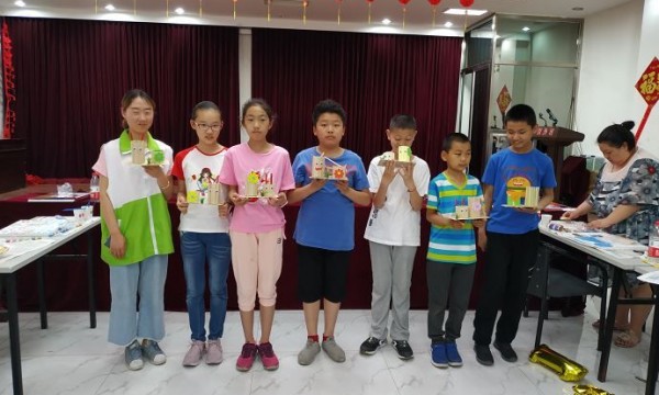 新房村“益”起动手，手工制作笔筒活动