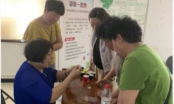 官悦欣园社区举办“浓情过端午 巧手编彩绳”主题活动
