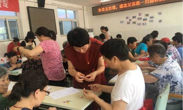 白鹿社区组织开展“串串五色球，感念慈父恩”小组活动