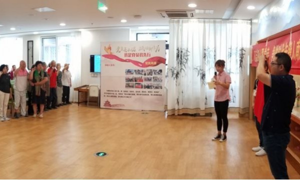 【小技巧】巧用手机“全景功能”拍摄活动大场面