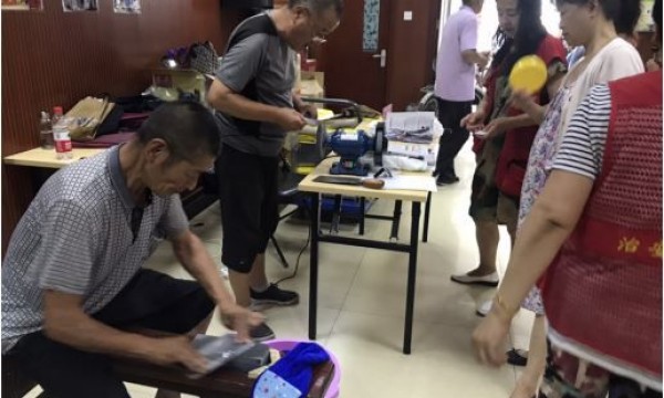 百顺社区党员先锋服务队开展“益家亲”便民服务活动