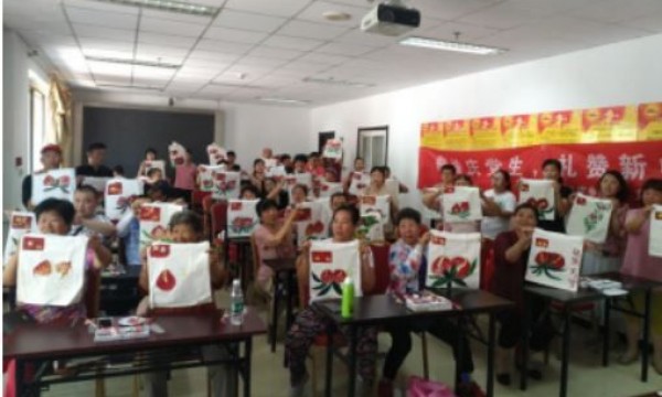 崔各庄温馨家园开展庆“七一”笔绘活动