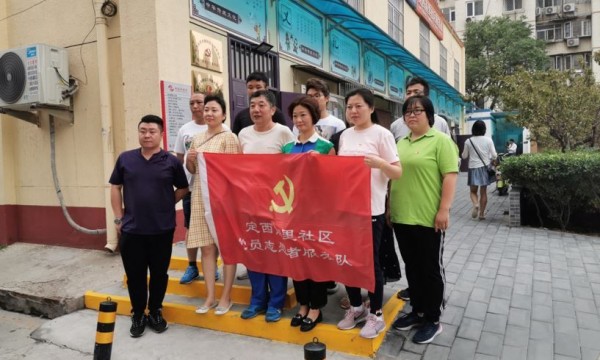 定西南里社区开展“我为创卫添彩，党员争做先锋”之共享单车清理活动