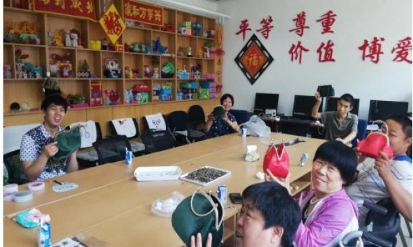 旺泉街道温馨家园开展口金包制作活动