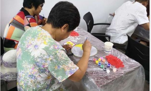 空港温馨家园让夏天不再单调——彩绘扇子